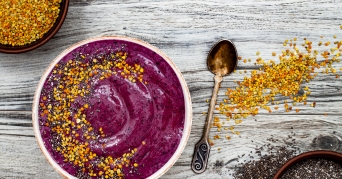 Blütenpollen auf Tisch in Schälchen