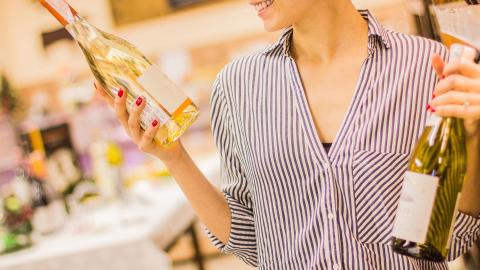 Frau beim Met kaufen